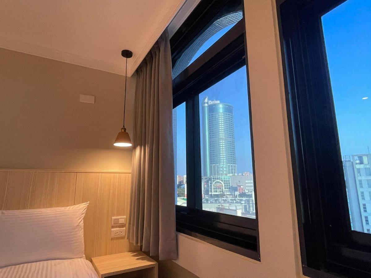 Yoshi Hotel - Tainan Station Branch Екстер'єр фото