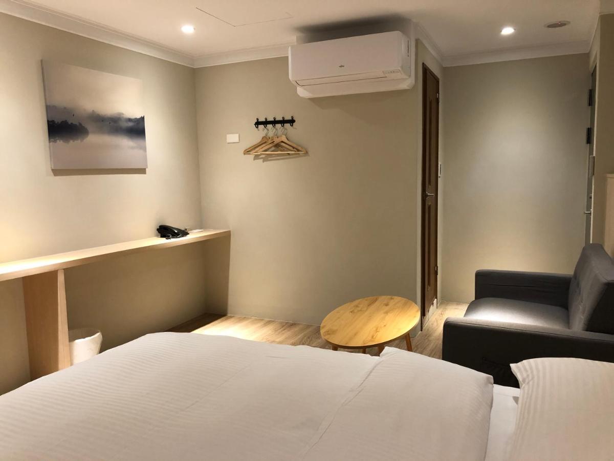 Yoshi Hotel - Tainan Station Branch Екстер'єр фото