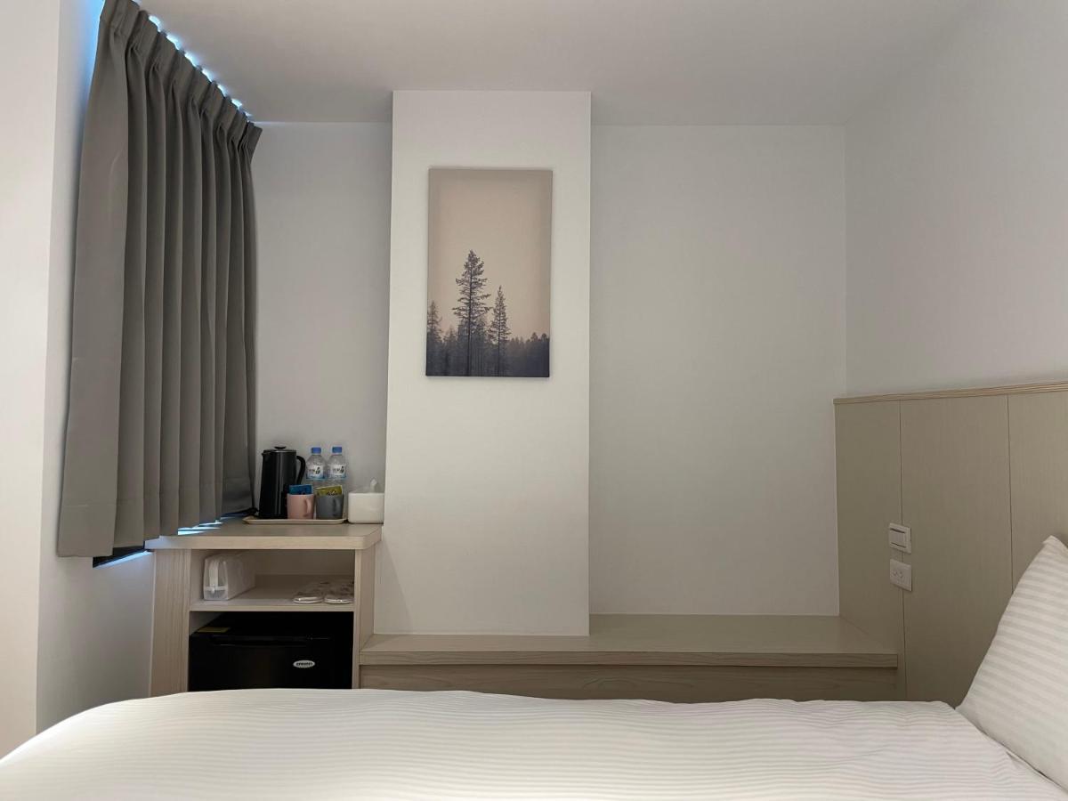 Yoshi Hotel - Tainan Station Branch Екстер'єр фото