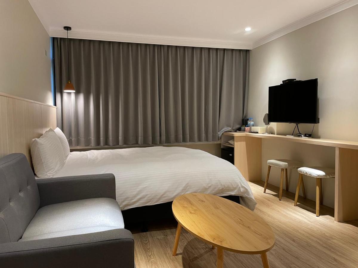 Yoshi Hotel - Tainan Station Branch Екстер'єр фото