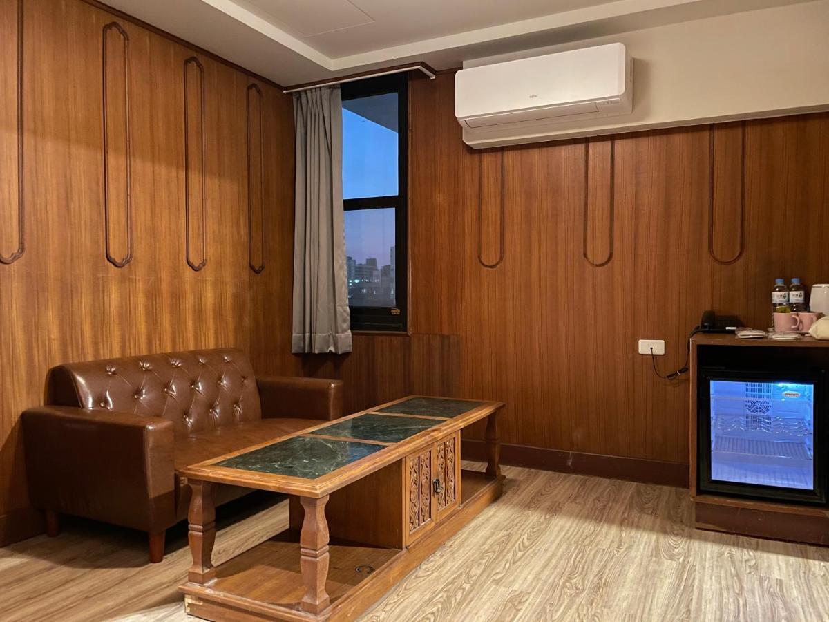 Yoshi Hotel - Tainan Station Branch Екстер'єр фото