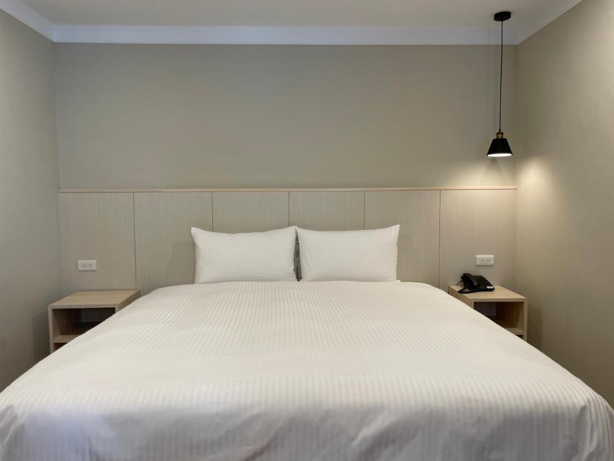 Yoshi Hotel - Tainan Station Branch Екстер'єр фото