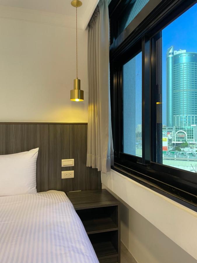 Yoshi Hotel - Tainan Station Branch Екстер'єр фото