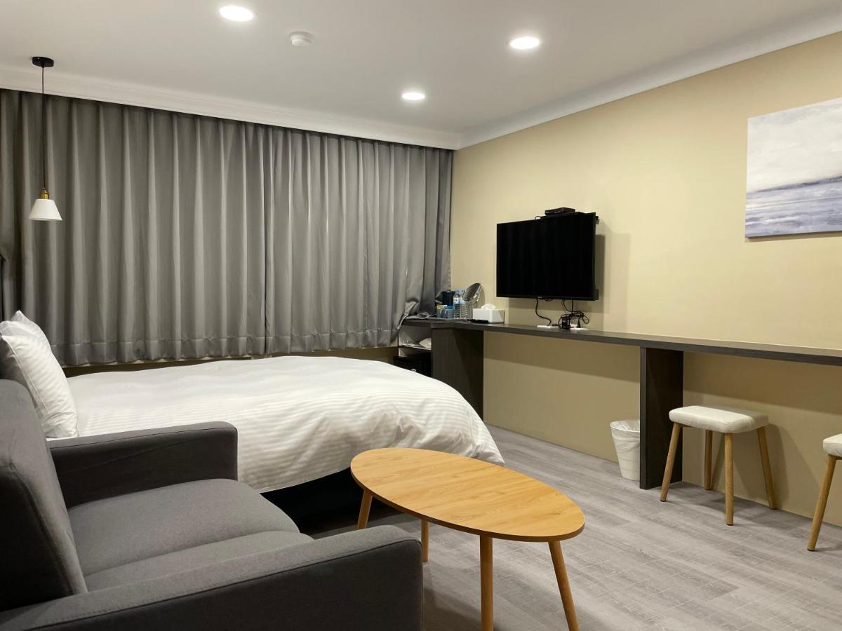 Yoshi Hotel - Tainan Station Branch Екстер'єр фото