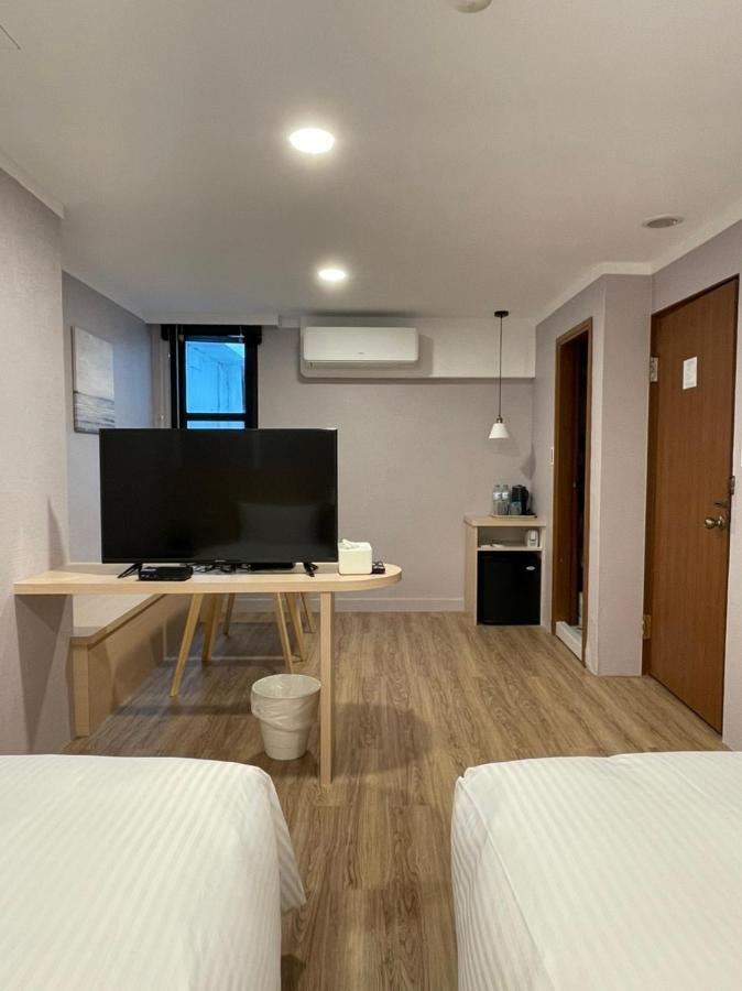 Yoshi Hotel - Tainan Station Branch Екстер'єр фото
