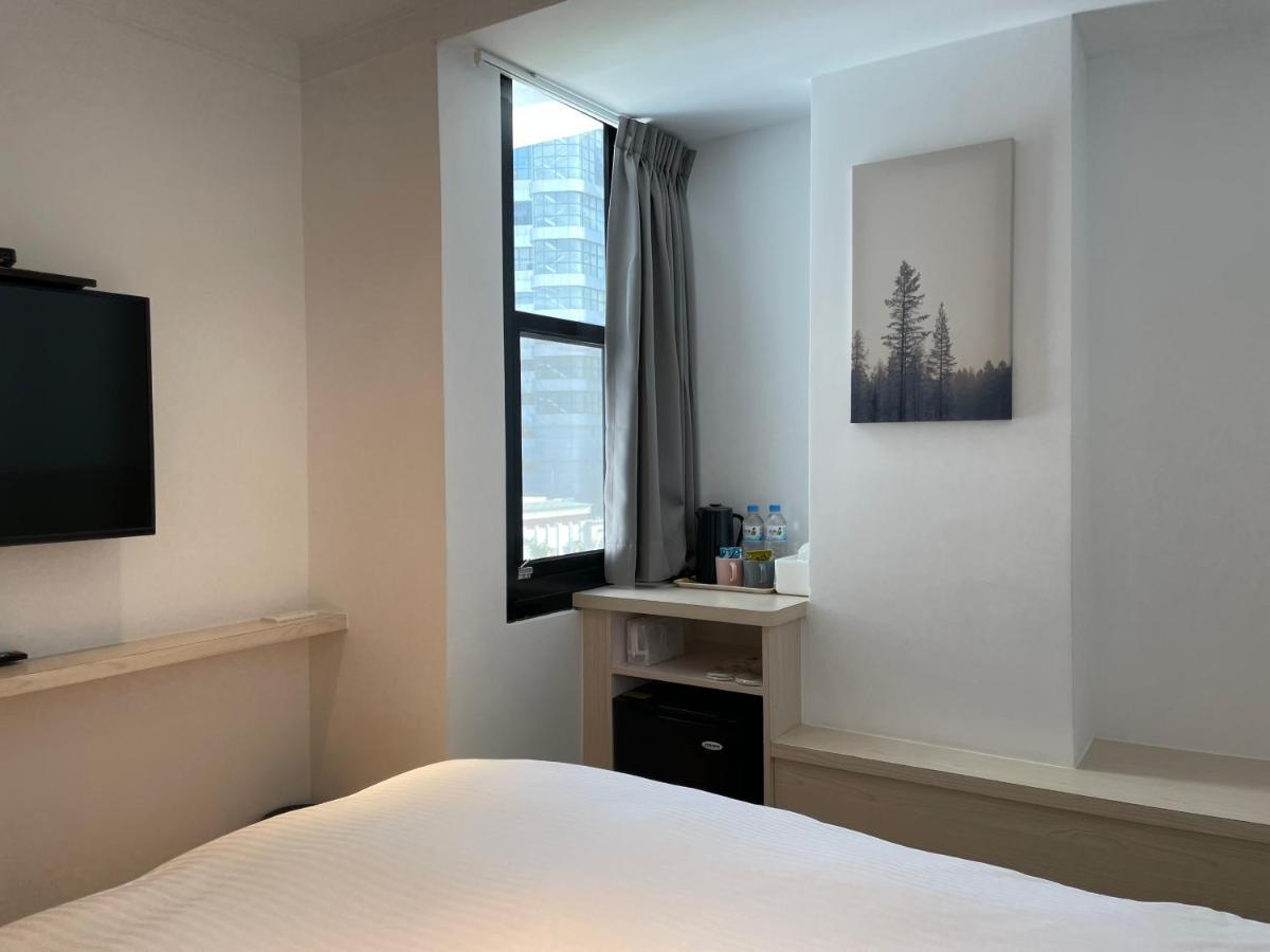 Yoshi Hotel - Tainan Station Branch Екстер'єр фото