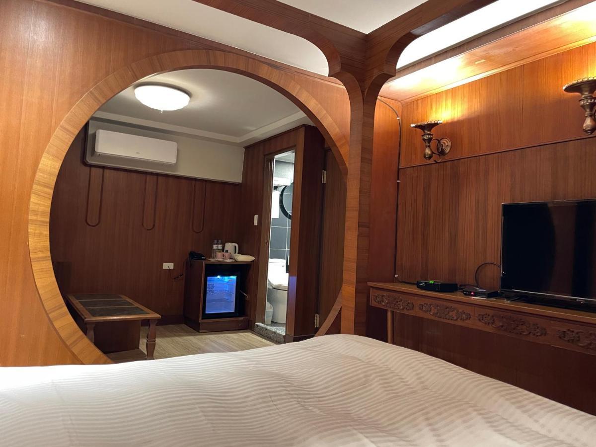 Yoshi Hotel - Tainan Station Branch Екстер'єр фото