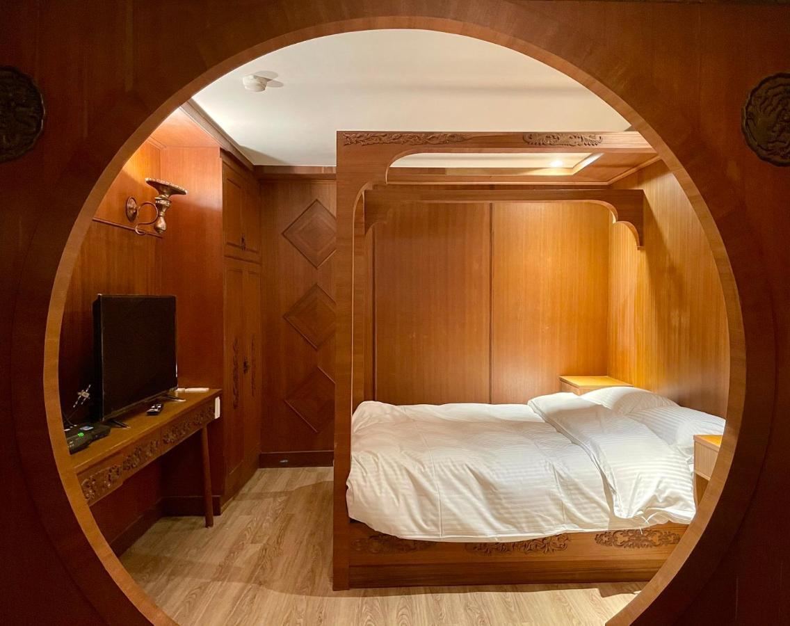 Yoshi Hotel - Tainan Station Branch Екстер'єр фото