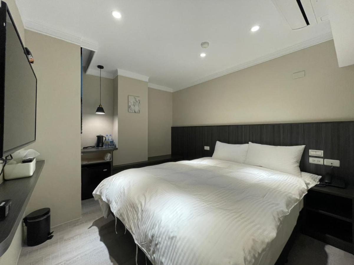Yoshi Hotel - Tainan Station Branch Екстер'єр фото