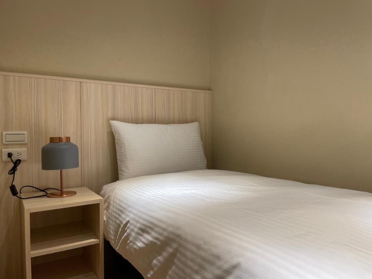 Yoshi Hotel - Tainan Station Branch Екстер'єр фото
