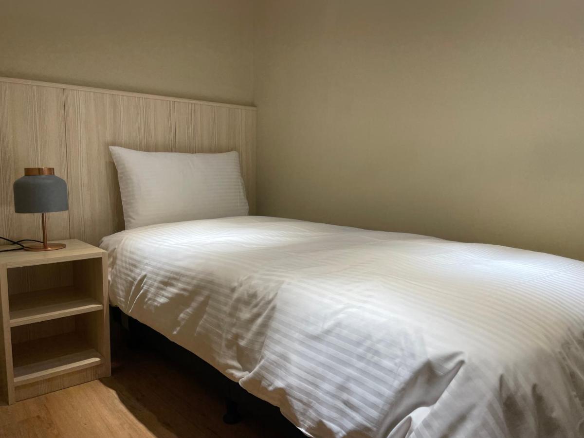 Yoshi Hotel - Tainan Station Branch Екстер'єр фото