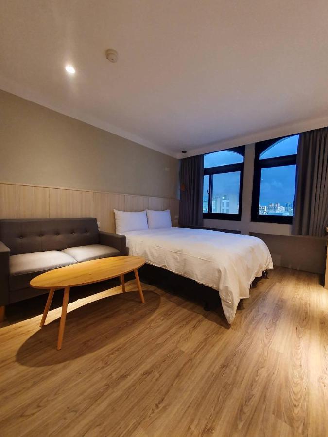 Yoshi Hotel - Tainan Station Branch Екстер'єр фото