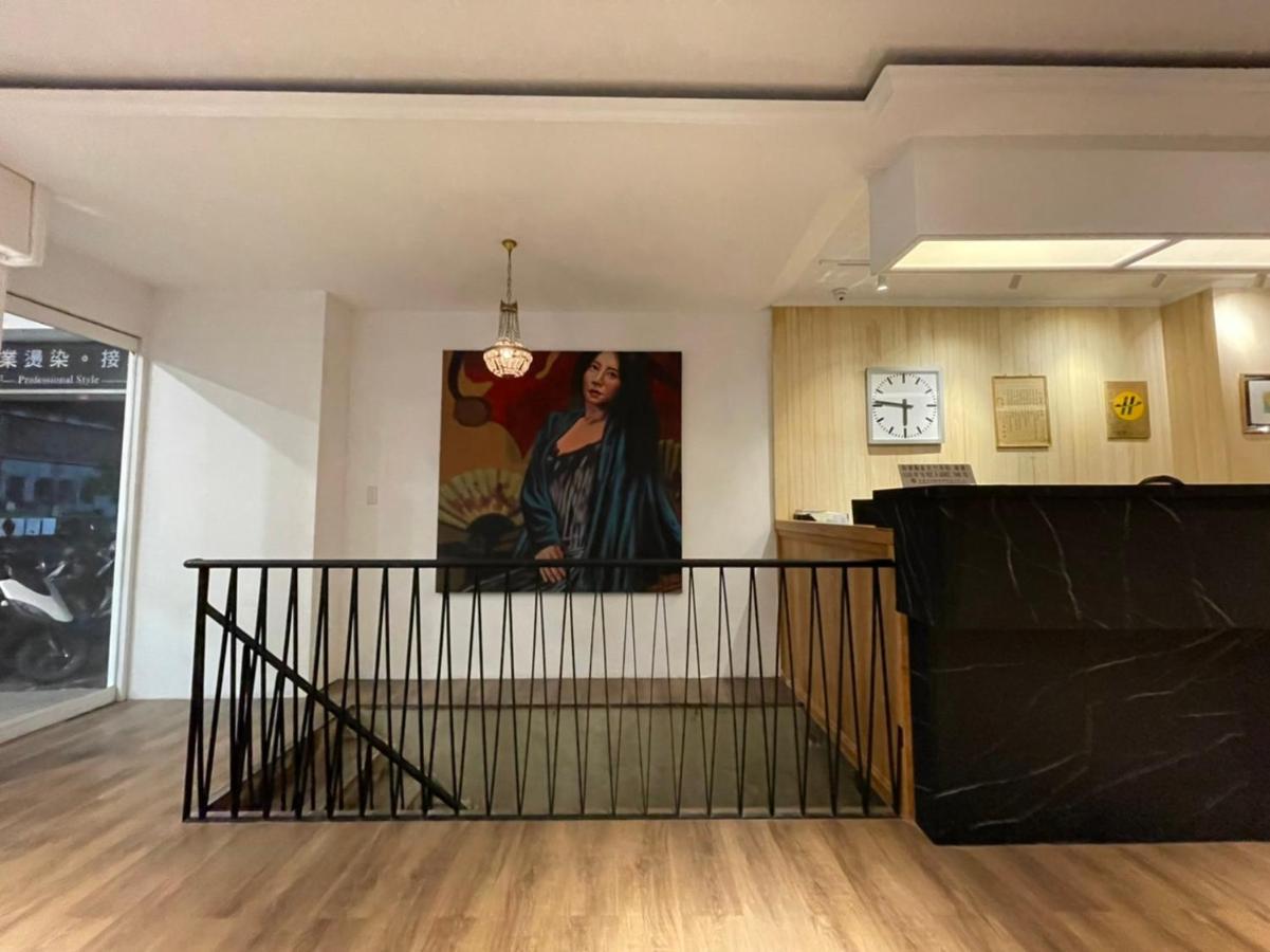 Yoshi Hotel - Tainan Station Branch Екстер'єр фото