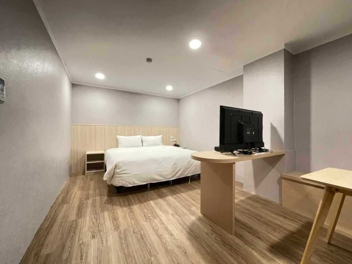 Yoshi Hotel - Tainan Station Branch Екстер'єр фото