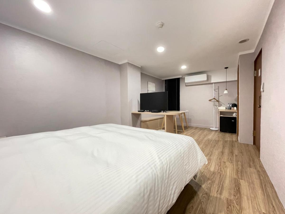 Yoshi Hotel - Tainan Station Branch Екстер'єр фото