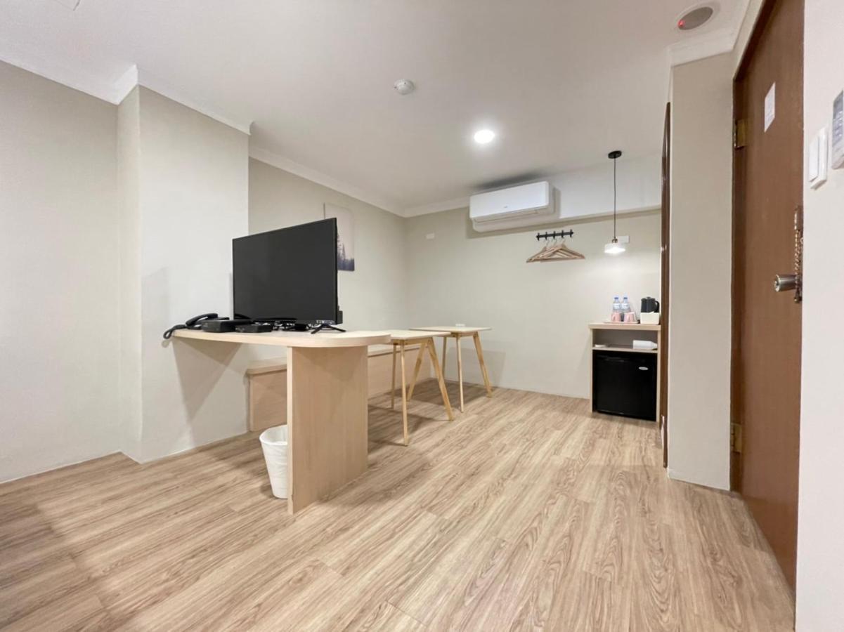 Yoshi Hotel - Tainan Station Branch Екстер'єр фото