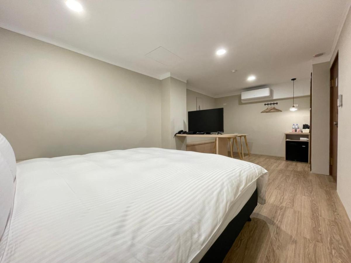Yoshi Hotel - Tainan Station Branch Екстер'єр фото