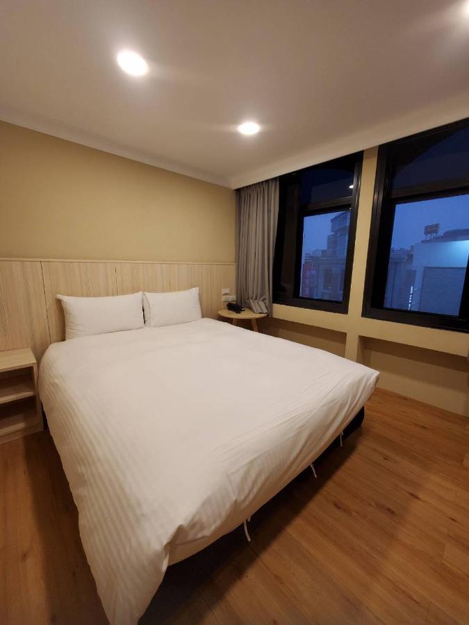 Yoshi Hotel - Tainan Station Branch Екстер'єр фото