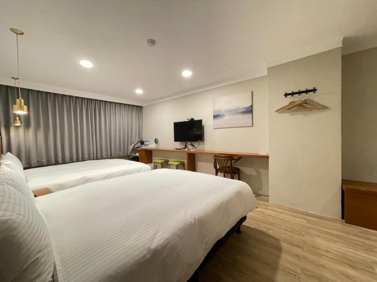 Yoshi Hotel - Tainan Station Branch Екстер'єр фото