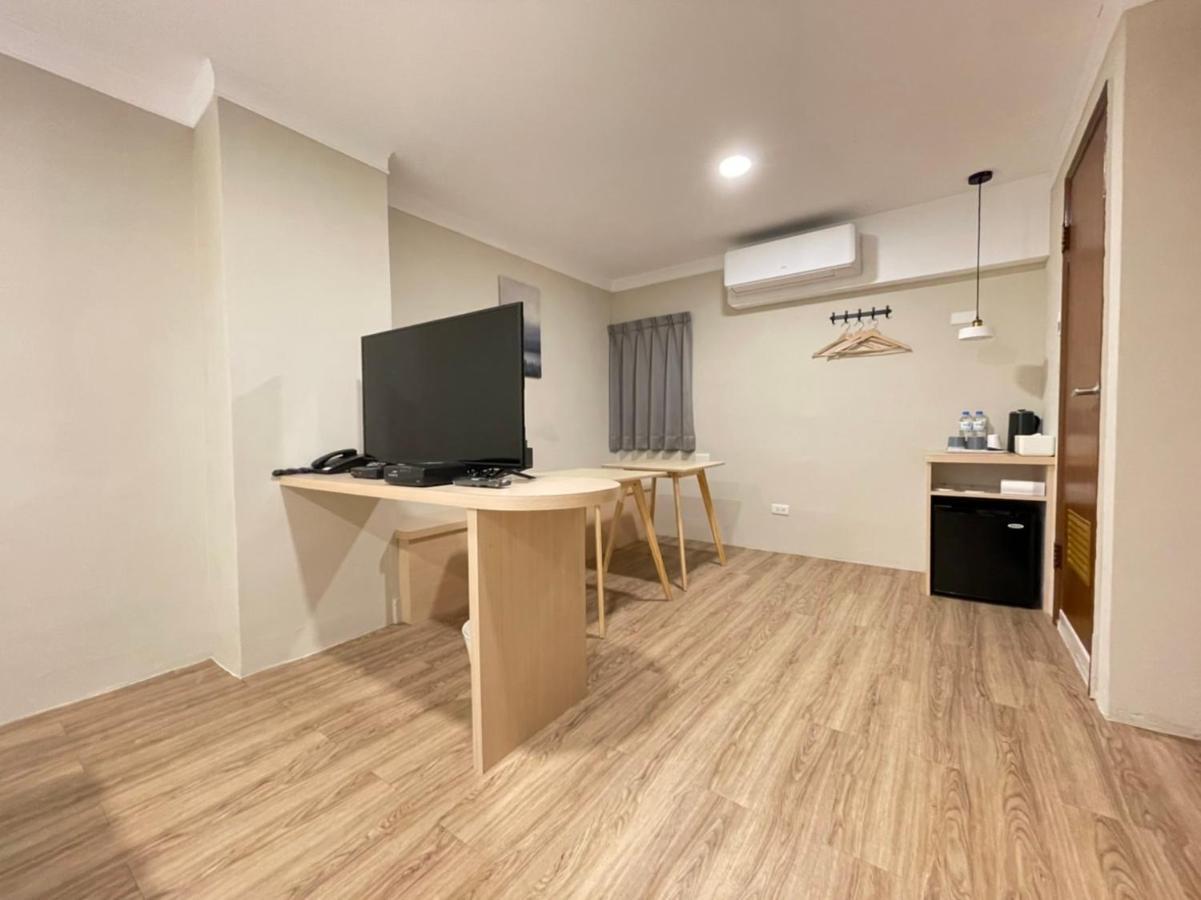 Yoshi Hotel - Tainan Station Branch Екстер'єр фото