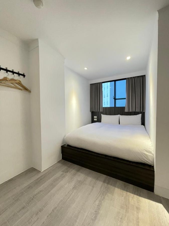 Yoshi Hotel - Tainan Station Branch Екстер'єр фото