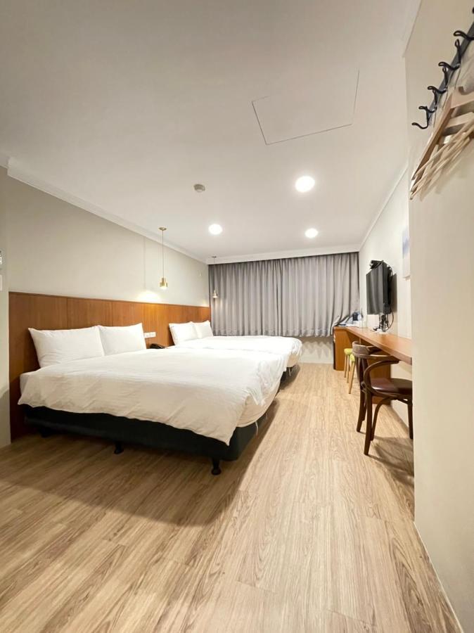 Yoshi Hotel - Tainan Station Branch Екстер'єр фото
