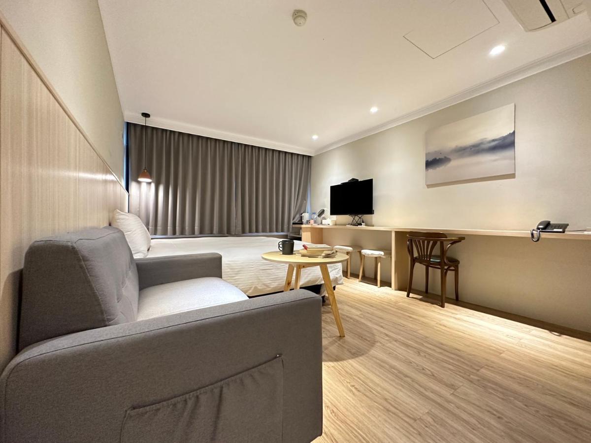 Yoshi Hotel - Tainan Station Branch Екстер'єр фото