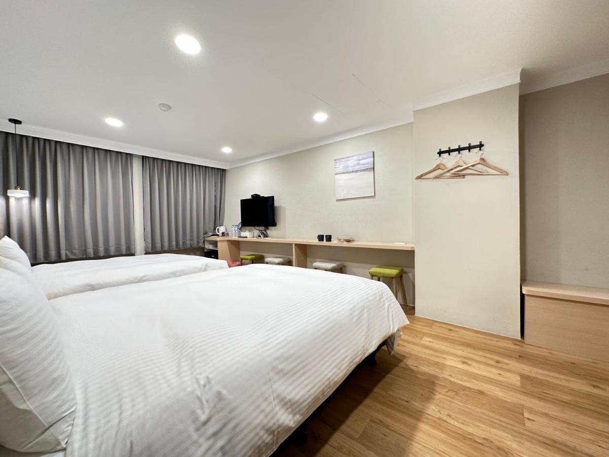 Yoshi Hotel - Tainan Station Branch Екстер'єр фото