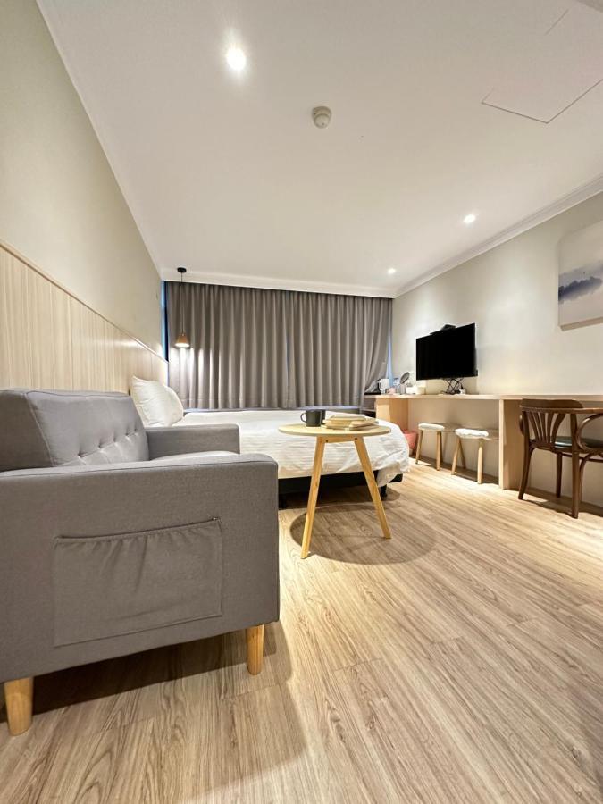 Yoshi Hotel - Tainan Station Branch Екстер'єр фото