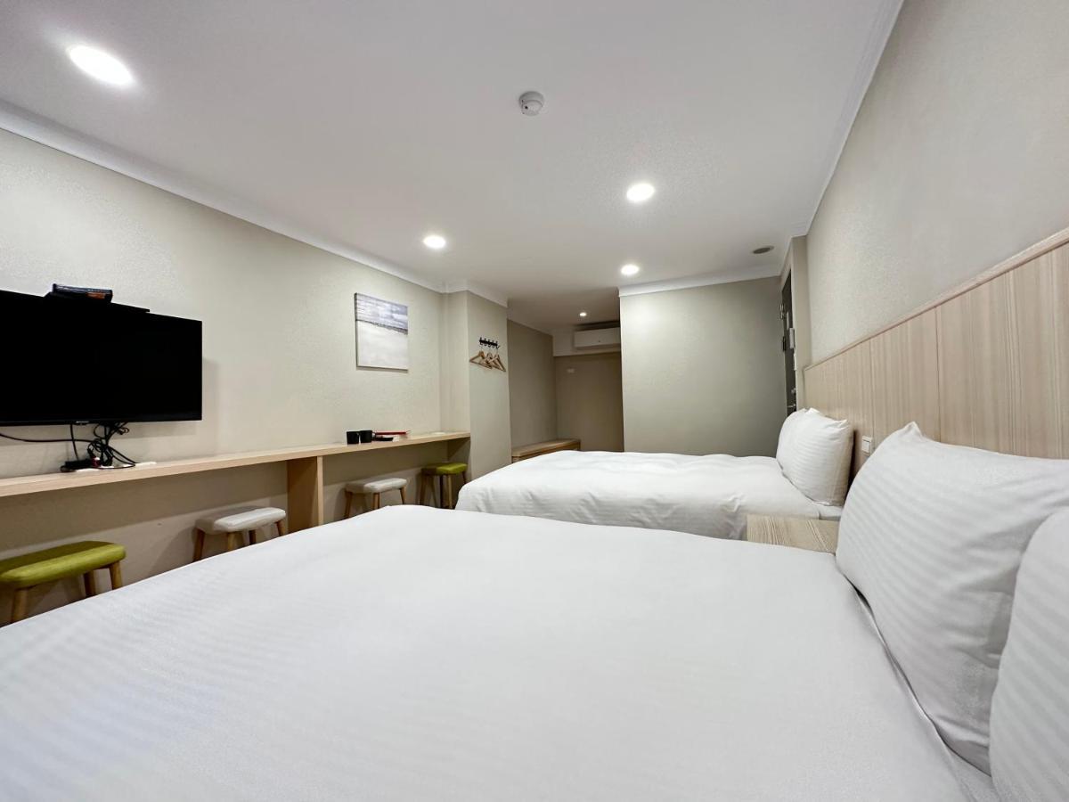 Yoshi Hotel - Tainan Station Branch Екстер'єр фото