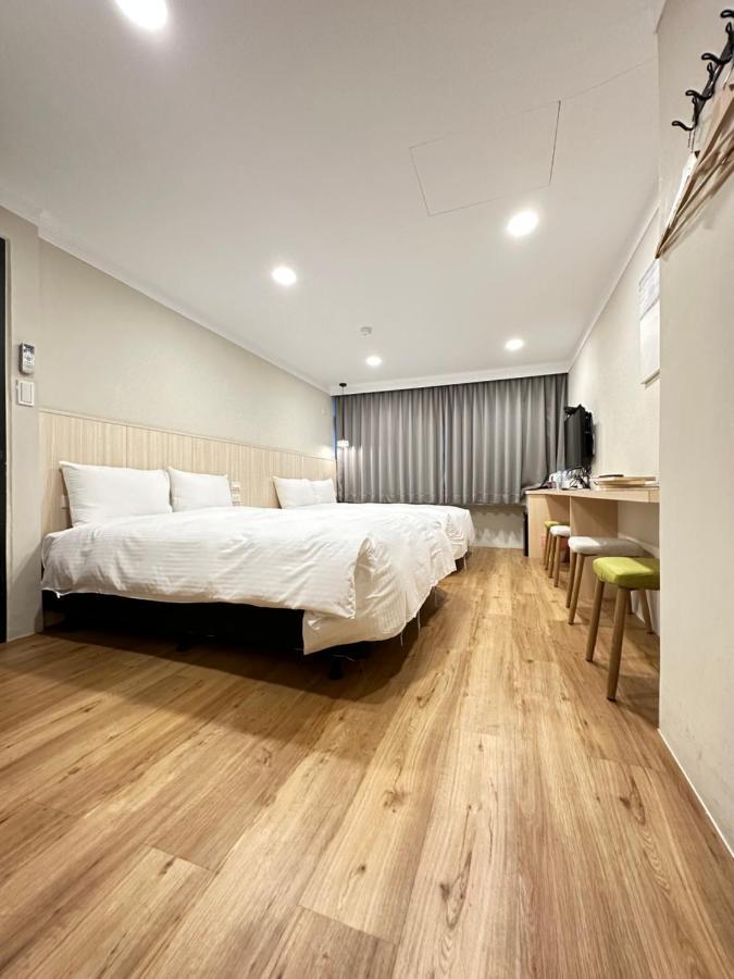 Yoshi Hotel - Tainan Station Branch Екстер'єр фото
