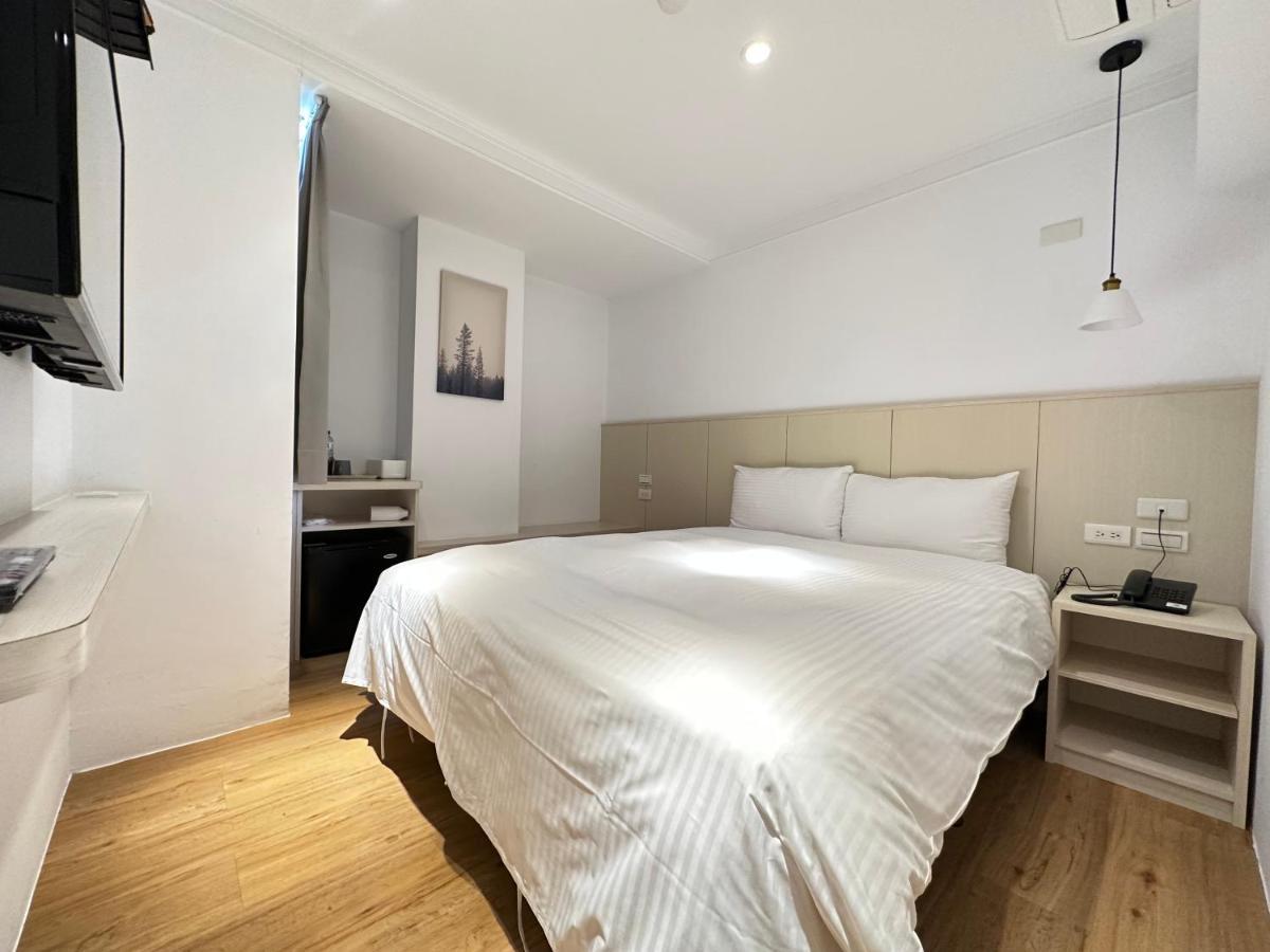 Yoshi Hotel - Tainan Station Branch Екстер'єр фото