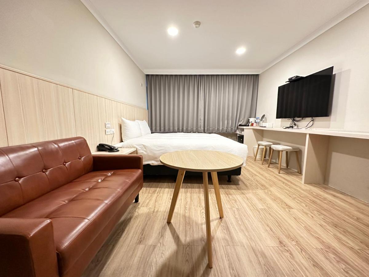 Yoshi Hotel - Tainan Station Branch Екстер'єр фото