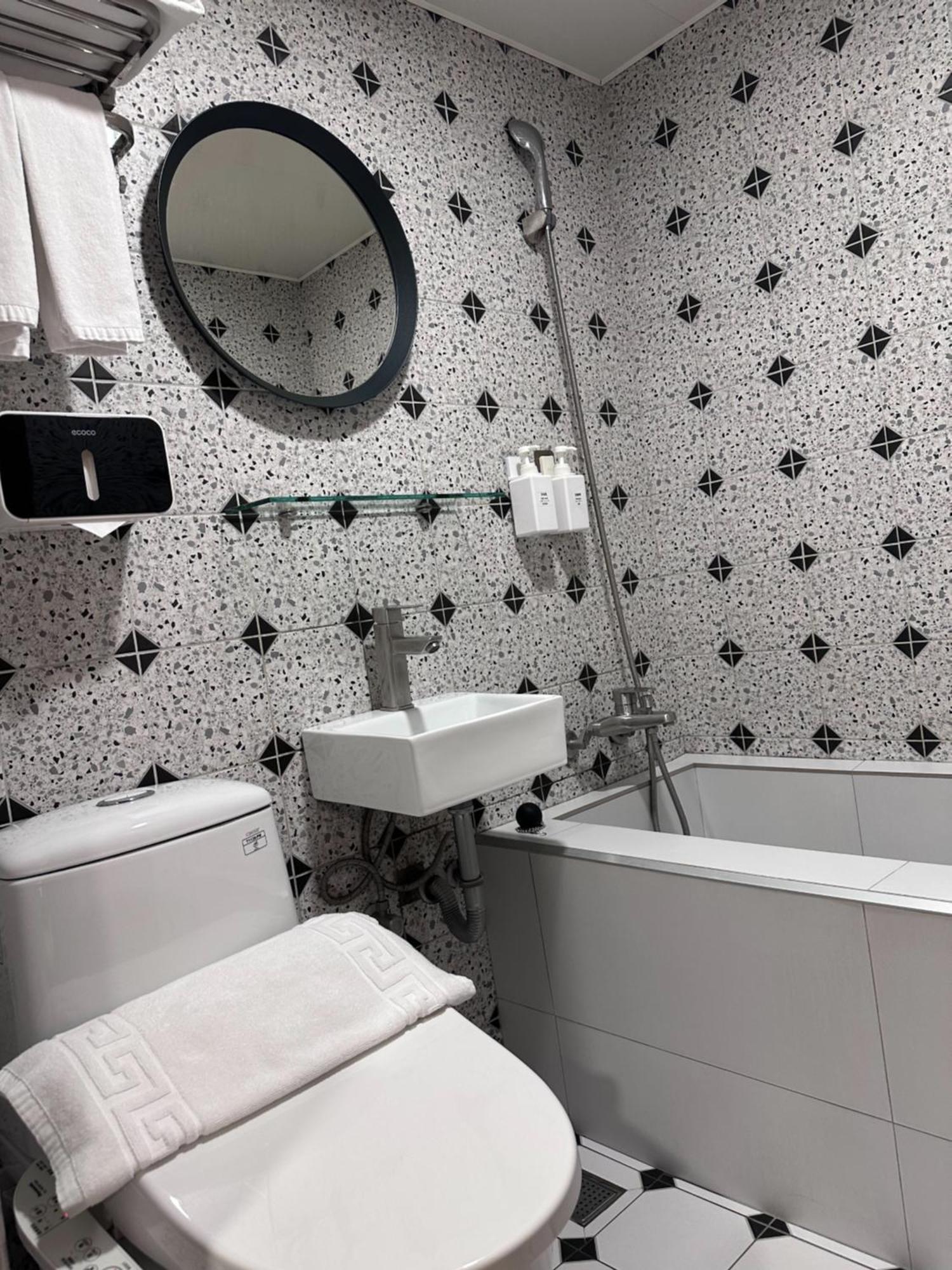 Yoshi Hotel - Tainan Station Branch Екстер'єр фото